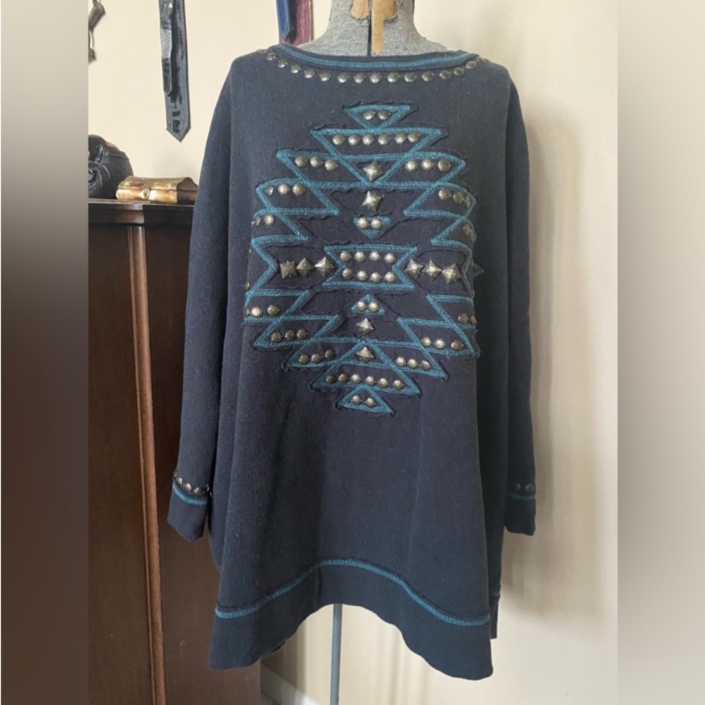 Beautiful Double D Ranch Wear Embroidered Thick Aztec Doleman Sweat Shirt